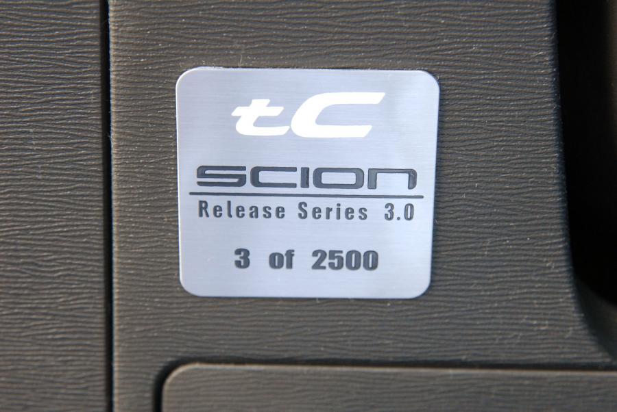 Детали интерьера Scion tC Release Series 3.0 2007 года  (фото 2 из 10)